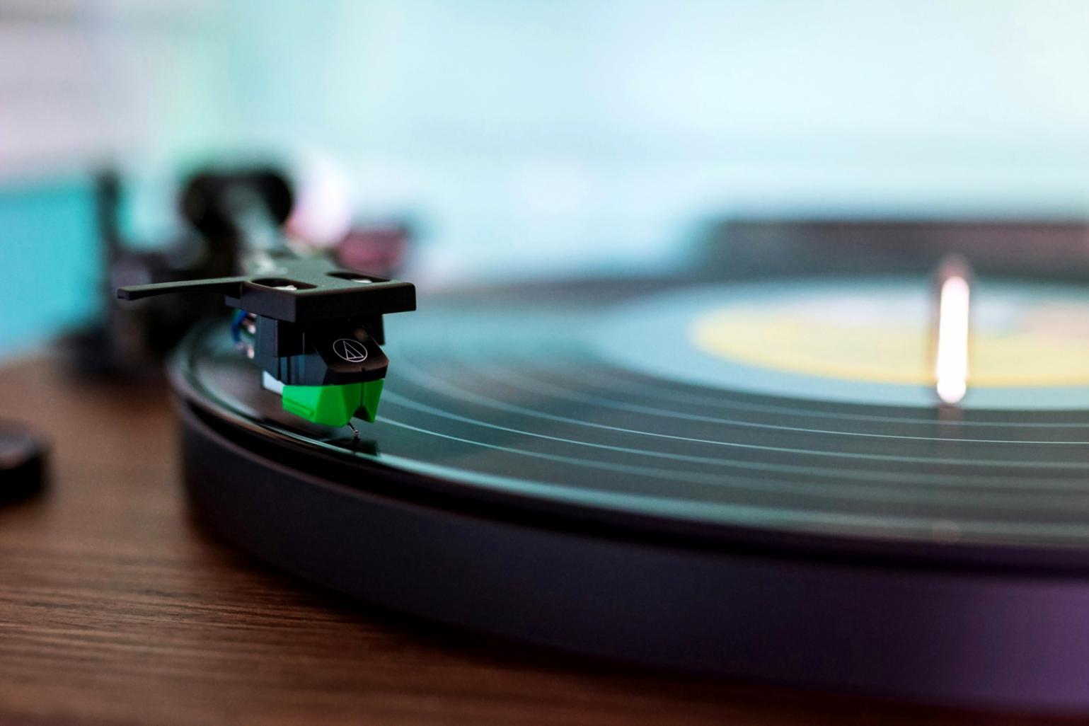 Dettaglio di apparecchiature audio professionali durante una sessione di registrazione