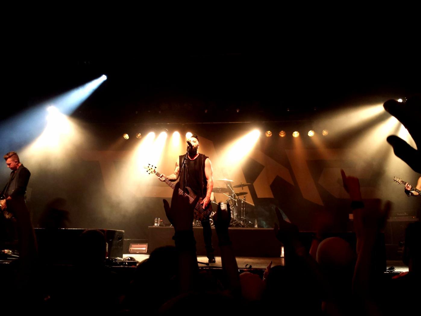 Sessione di registrazione dal vivo con musicisti e strumenti professionali