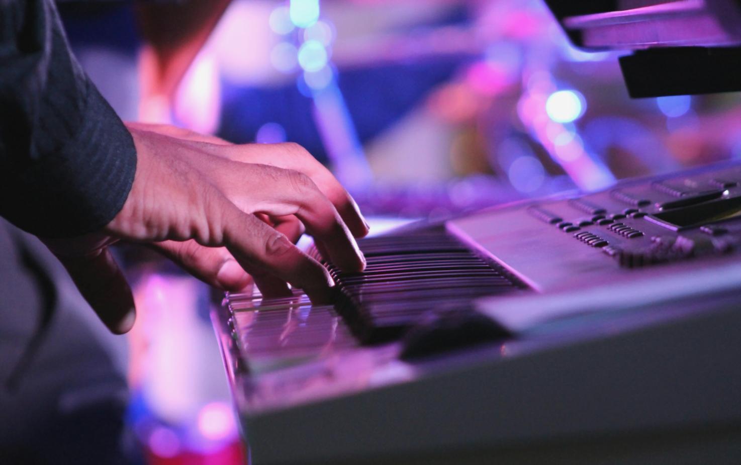 Strumentazione audio professionale con cavi e connessioni in studio