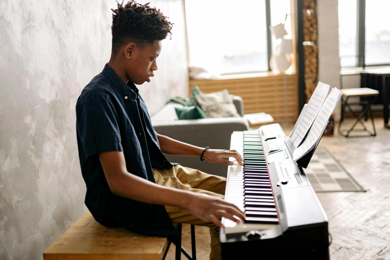 Console di mixaggio professionale con fader e controlli illuminati