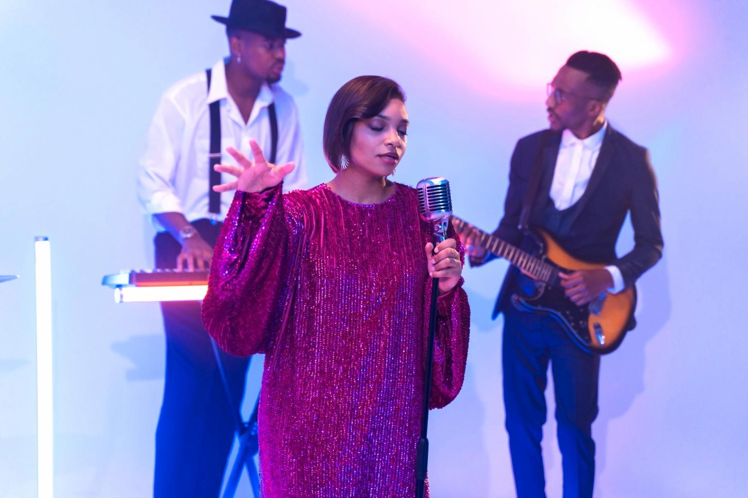 Studio di registrazione professionale con console di mixaggio analogica