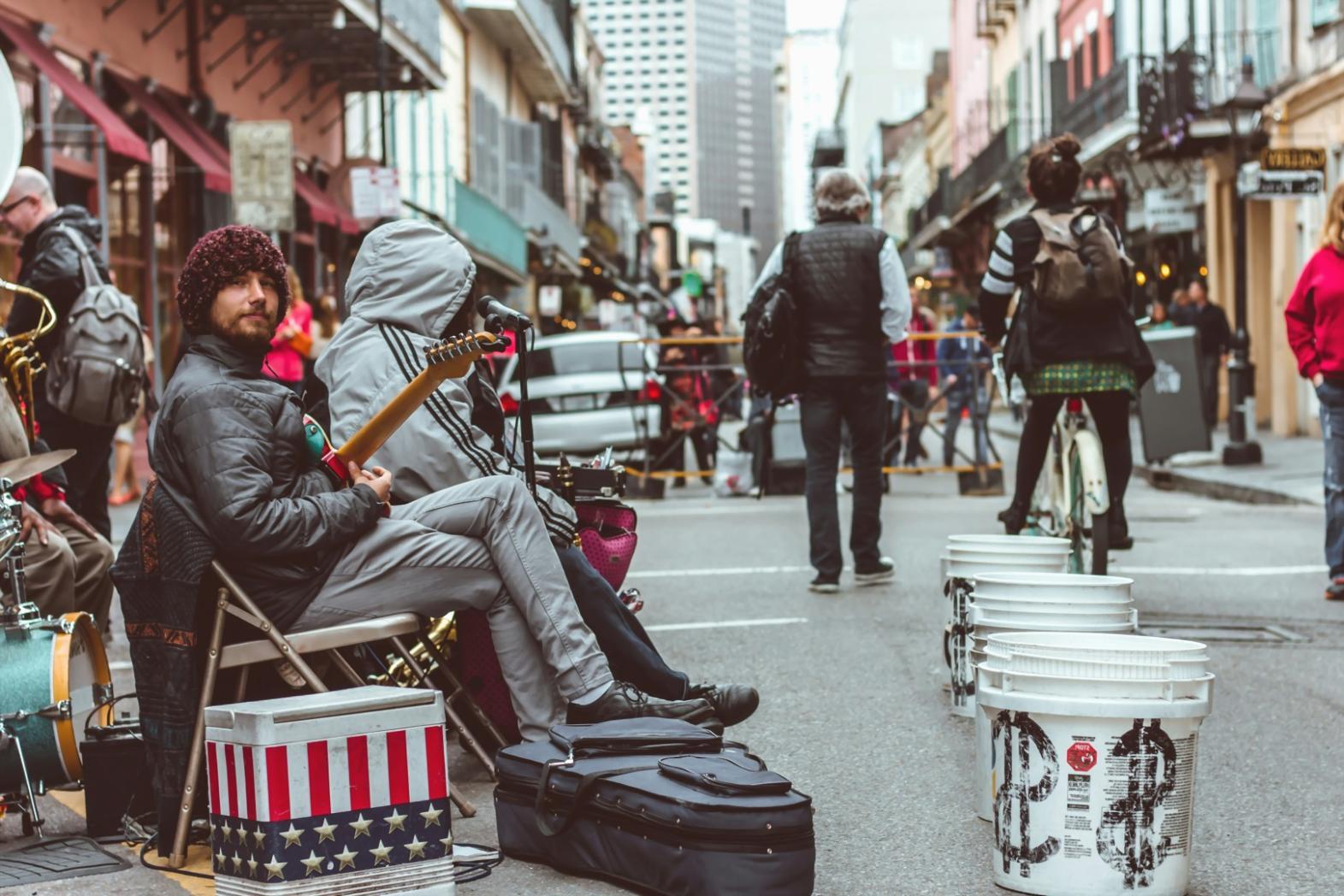 Strumenti di produzione musicale e interfacce audio professionali disposte su scrivania