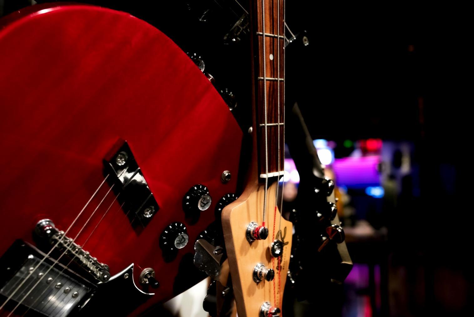 Studio di registrazione professionale con console di mixaggio e strumenti musicali