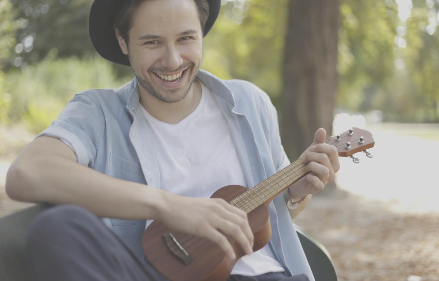 Studio di registrazione professionale con console analogica e strumentazione digitale